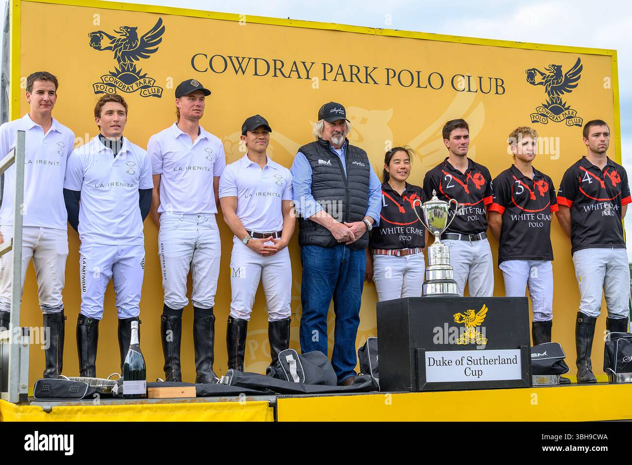 Cowdray Park, Sussex Regno Unito. 8 giugno 2025. Cowdray Park, Sussex Regno Unito. La finale della Duke of Sutherland Cup tra White Crane Black e la Irenita MB Polo. Da sinistra: I vincitori, la Irenita e i secondi classificati, White Crane Black. Crediti: MartinJPalmer/Alamy Live News Foto Stock
