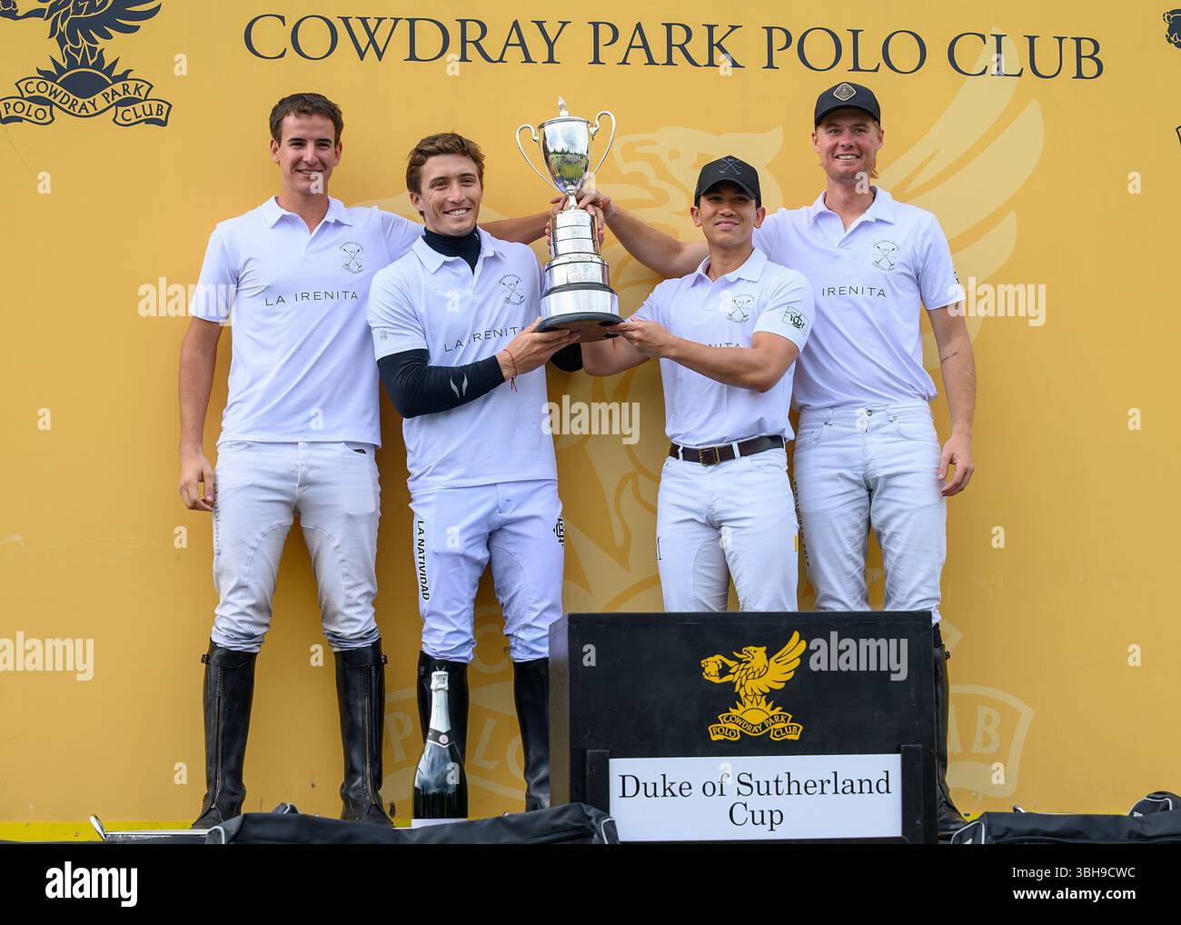Cowdray Park, Sussex Regno Unito. 8 giugno 2025. Cowdray Park, Sussex Regno Unito. La finale della Duke of Sutherland Cup tra White Crane Black e la Irenita MB Polo. I vincitori, la Irenita riceve la coppa. Crediti: MartinJPalmer/Alamy Live News Foto Stock