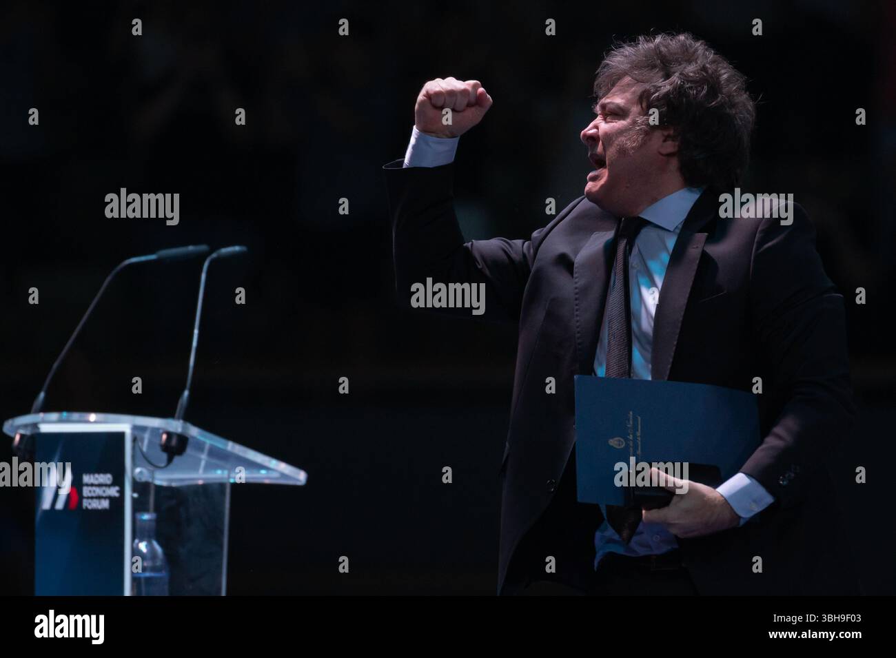 Madrid, Spagna. 8 giugno 2025. Il presidente argentino Javier Milei reagisce durante la sessione di chiusura del Forum economico di Madrid. un evento che affronta i temi dell'economia, della finanza e dell'innovazione tecnologica ed è sponsorizzato da una piattaforma di criptovaluta. Crediti: Marcos del Mazo/Alamy Live News Foto Stock