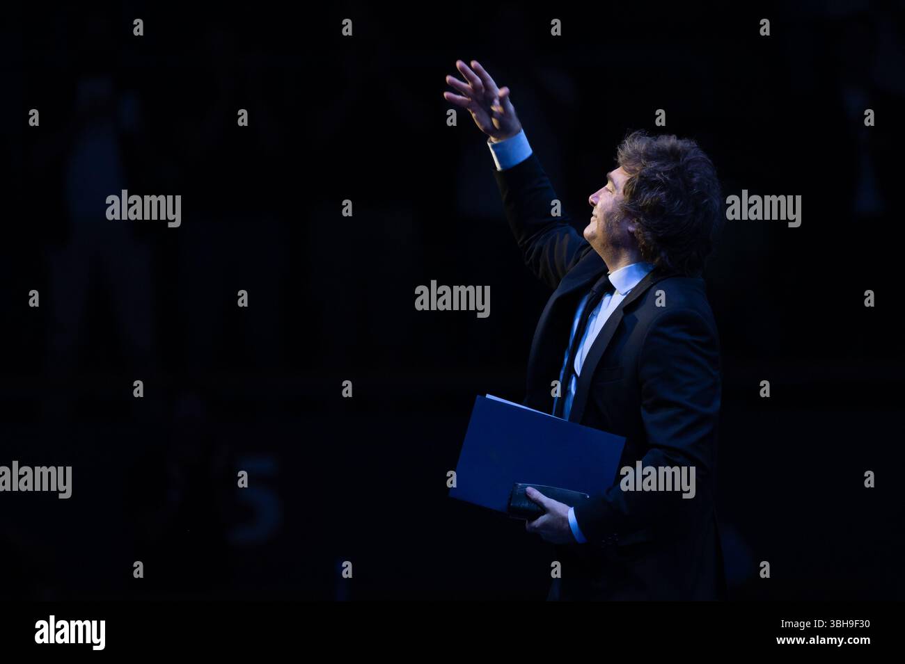 Madrid, Spagna. 8 giugno 2025. Il presidente argentino Javier Milei durante la sessione di chiusura del Forum economico di Madrid. un evento che affronta i temi dell'economia, della finanza e dell'innovazione tecnologica ed è sponsorizzato da una piattaforma di criptovaluta. Crediti: Marcos del Mazo/Alamy Live News Foto Stock