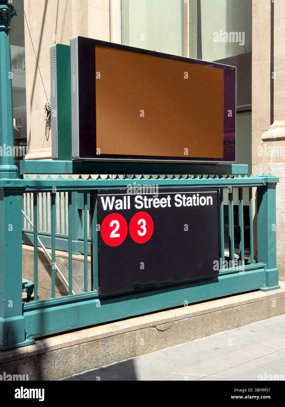 Stazione metropolitana di Wall Street e ingresso, quartiere finanziario, New York, New York, Stati Uniti Foto Stock