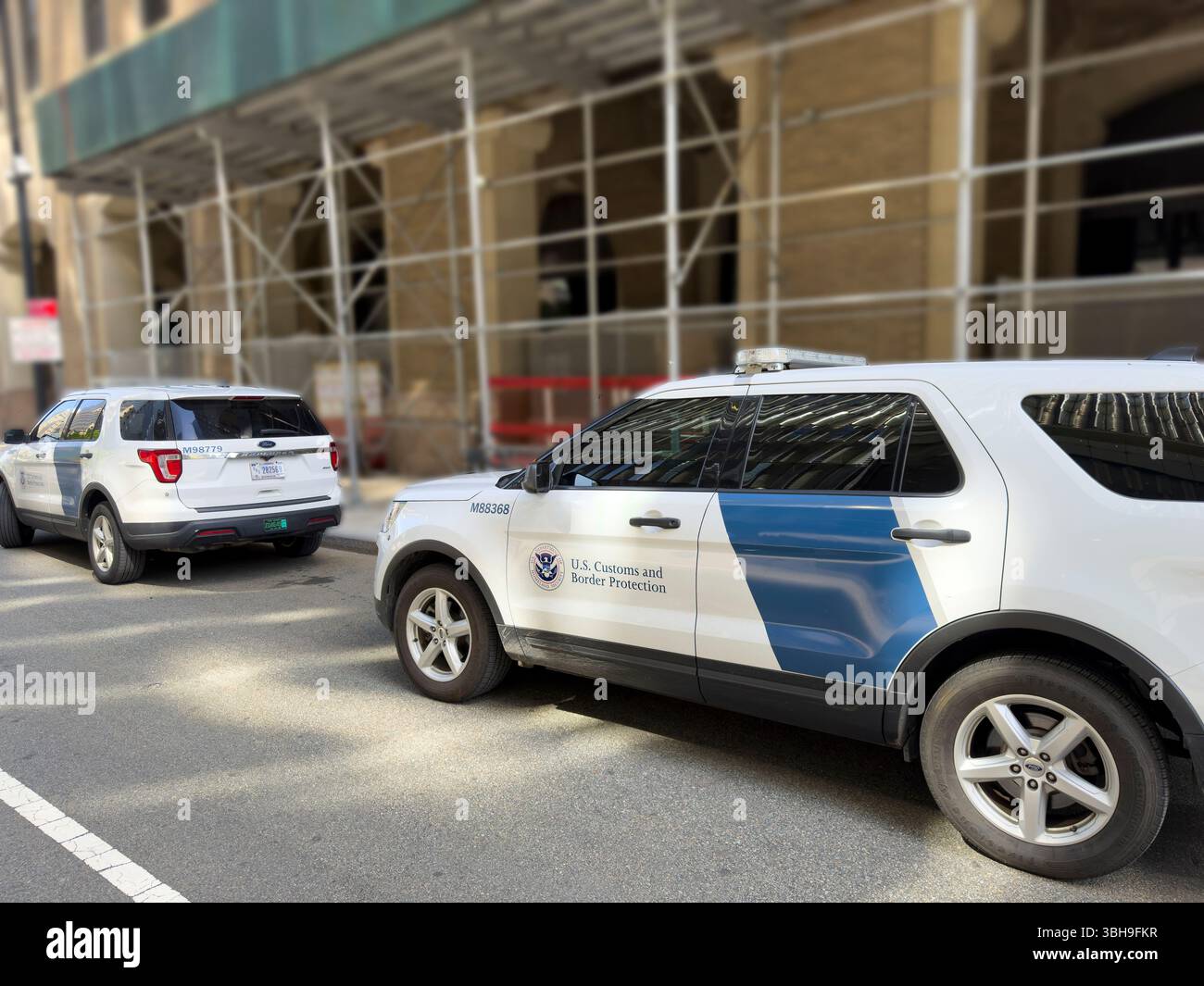 Auto della dogana e della protezione delle frontiere degli Stati Uniti parcheggiate in strada, New York, New York, Stati Uniti Foto Stock