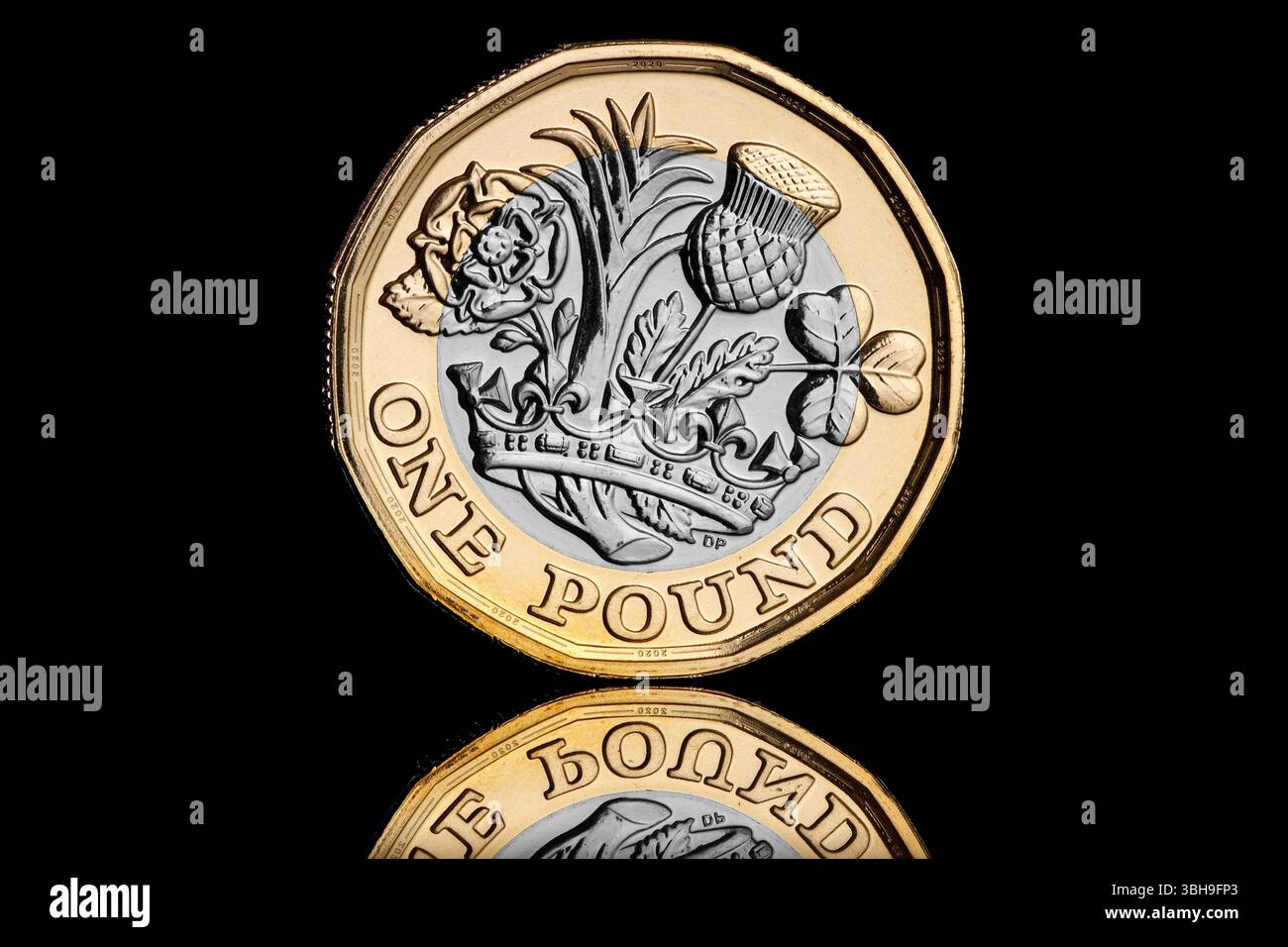 2020 Regno Unito £ 1 moneta. Il design a rovescio mostra 4 emblemi floreali che rappresentano ciascuna delle 4 nazioni. Foto Stock