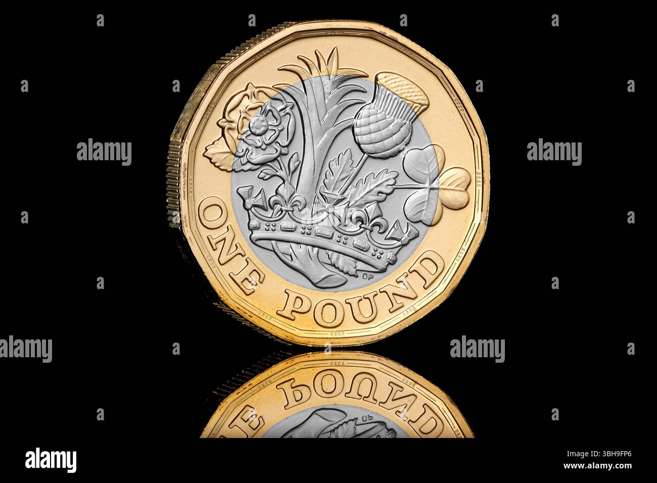 2020 Regno Unito £ 1 moneta. Il design a rovescio mostra 4 emblemi floreali che rappresentano ciascuna delle 4 nazioni. Foto Stock