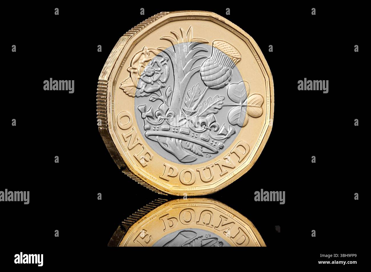 2020 Regno Unito £ 1 moneta. Il design a rovescio mostra 4 emblemi floreali che rappresentano ciascuna delle 4 nazioni. Foto Stock