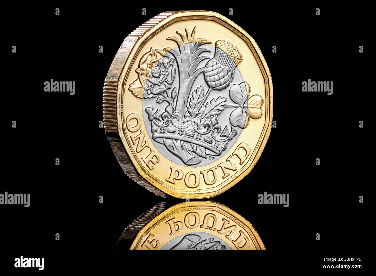 2020 Regno Unito £ 1 moneta. Il design a rovescio mostra 4 emblemi floreali che rappresentano ciascuna delle 4 nazioni. Foto Stock