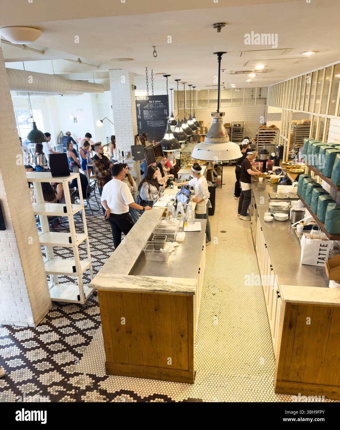 Caffè affollato, Tatte Bakery and Café, Cambridge, Massachusetts, Stati Uniti Foto Stock