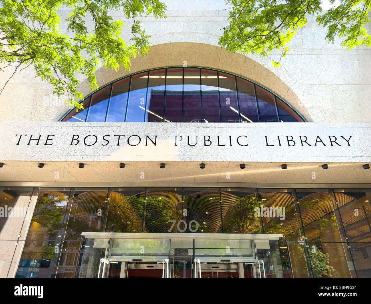Boston Public Library, vista dall'angolo basso dell'esterno dell'edificio, Boston, Massachusetts, Stati Uniti Foto Stock