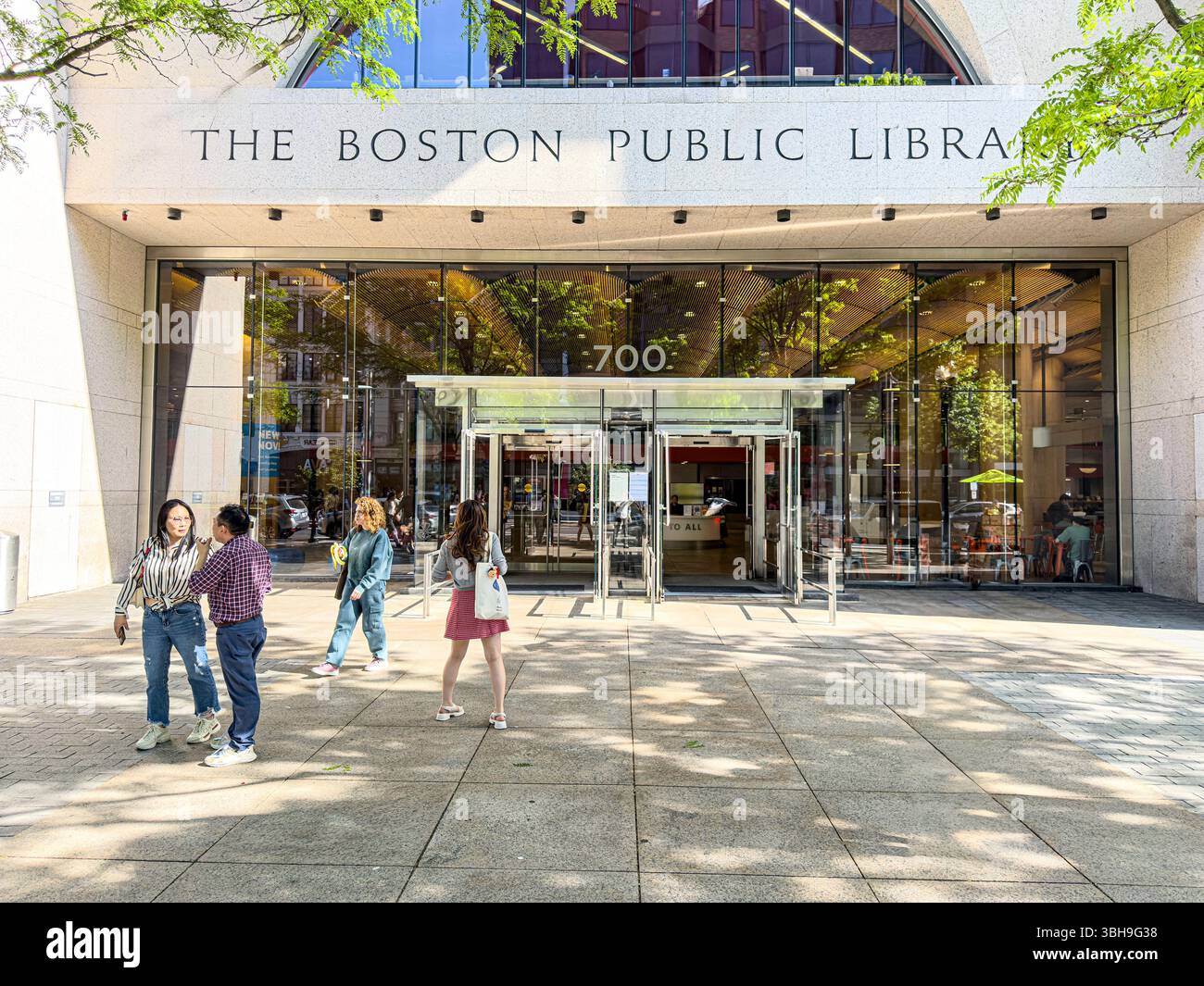 Boston Public Library, vista esterna dell'ingresso, Boston, Massachusetts, USA Foto Stock