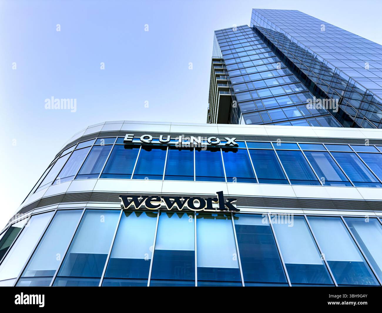 Equinox e WeWork, vista ad angolo basso dell'esterno dell'edificio, Boston, Massachusetts, Stati Uniti Foto Stock