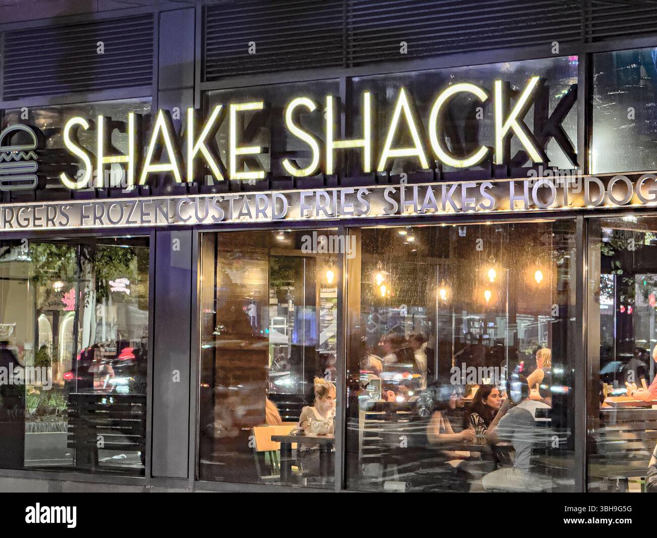Ristorante fast food Shake Shack, esterno dell'edificio di notte, Boston, Massachusetts, Stati Uniti Foto Stock