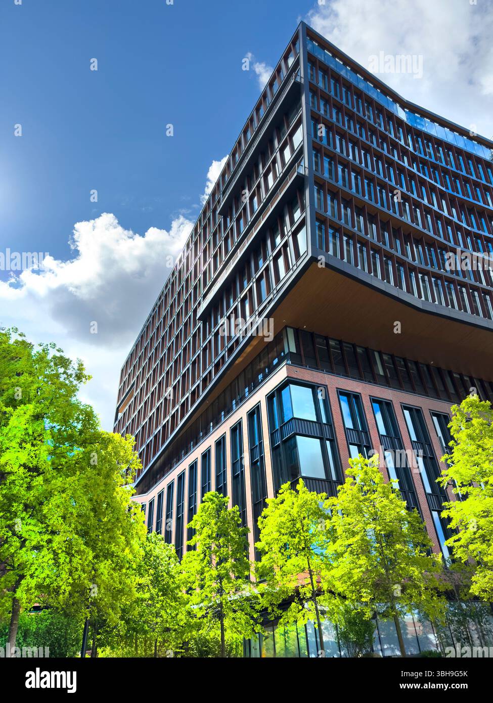 Lilly Seaport Innovation Center, vista dall'angolo basso dell'esterno dell'edificio, Seaport District, Boston, Massachusetts, Stati Uniti Foto Stock