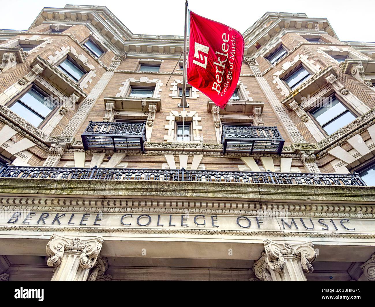 Berklee College of Music, vista dall'angolo basso dell'esterno dell'edificio, Boston, Massachusetts, Stati Uniti Foto Stock