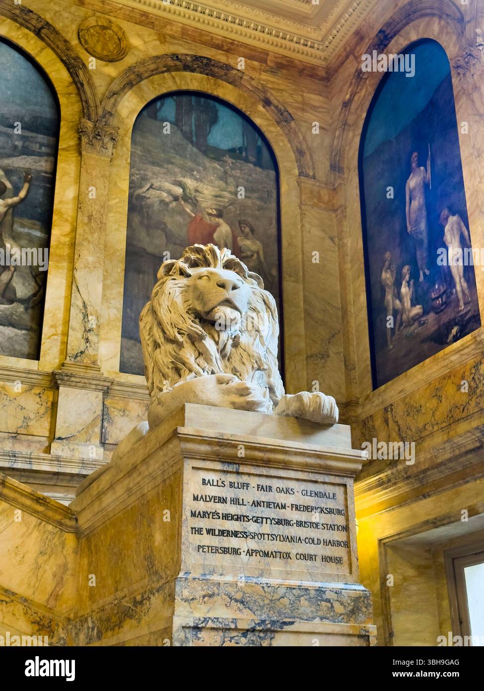 Statua del Leone, Chavannes Gallery con murales di Pierre Puvis de Chavannes, McKim Building, Boston Public Library, Boston, Massachusetts, STATI UNITI Foto Stock