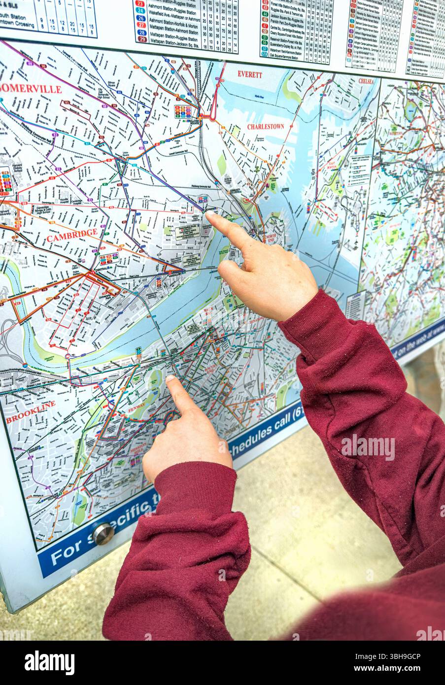Dita che puntano sulla mappa esterna della città, Boston, Massachusetts, Stati Uniti Foto Stock