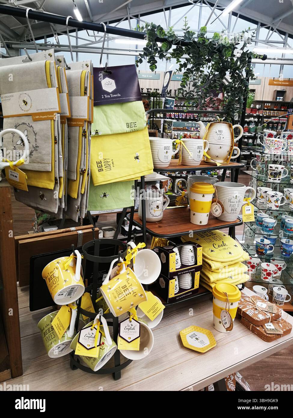 Stoviglie e decorazioni assortite a tema Bee in un negozio. Snowhill, Regno Unito Foto Stock