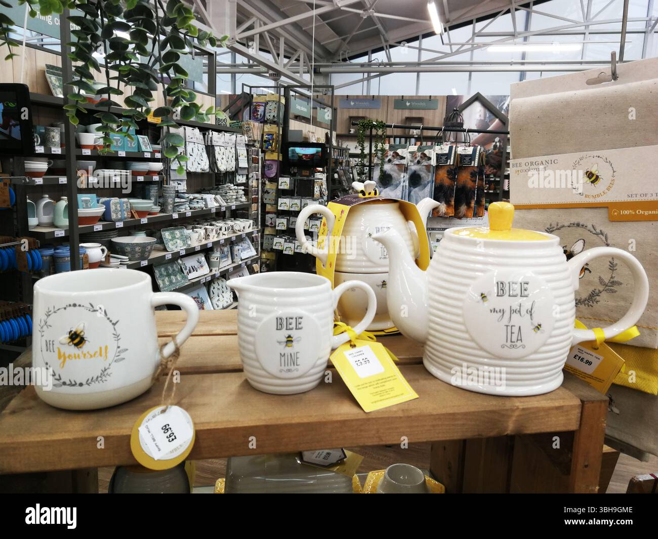 Interno di un negozio decorato con teiere e tazze a tema api. Snowhill, Regno Unito Foto Stock