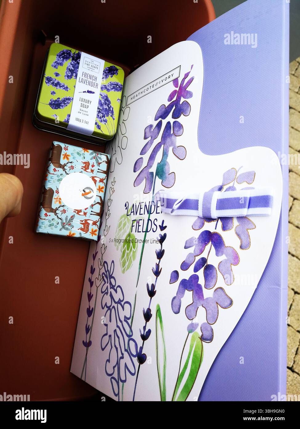 Fodere per cassetti profumati alla lavanda e saponi di lusso in confezioni decorative. Snowhill, Regno Unito Foto Stock