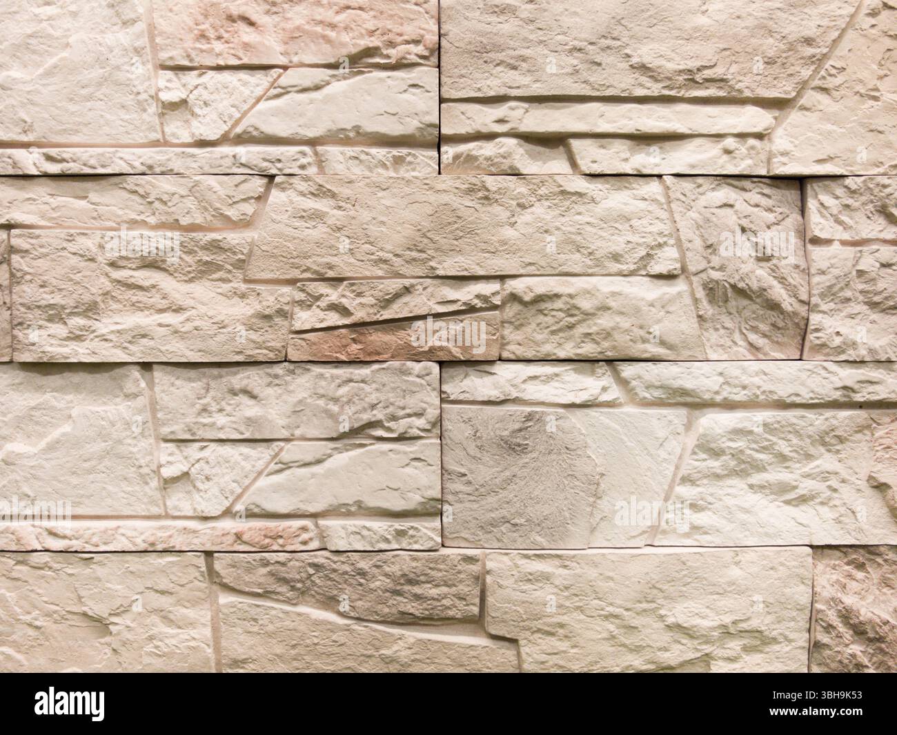 Le calde sfumature delle piastrelle decorative creano un'atmosfera invitante, che mette in mostra tessuti e motivi. Questi materiali di finitura aggiungono carattere alle pareti, ideale Foto Stock