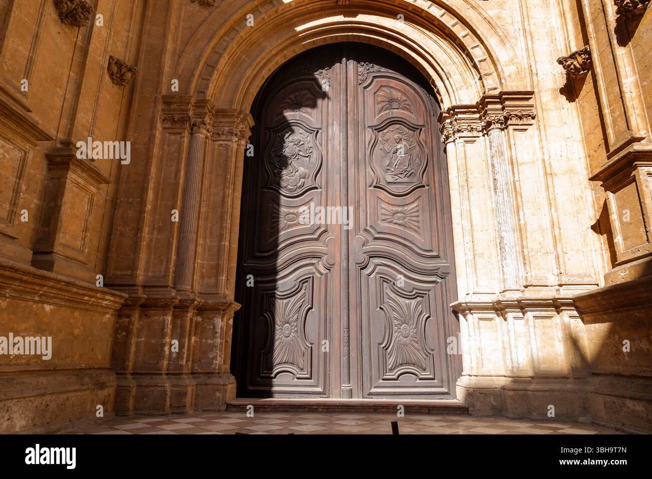 Famosa Cattedrale di Malaga, porta d'ingresso esterna della Chiesa Cattolica Romana. Mura della città vecchia architettura moresca medievale, Andalusia, Spagna meridionale Foto Stock