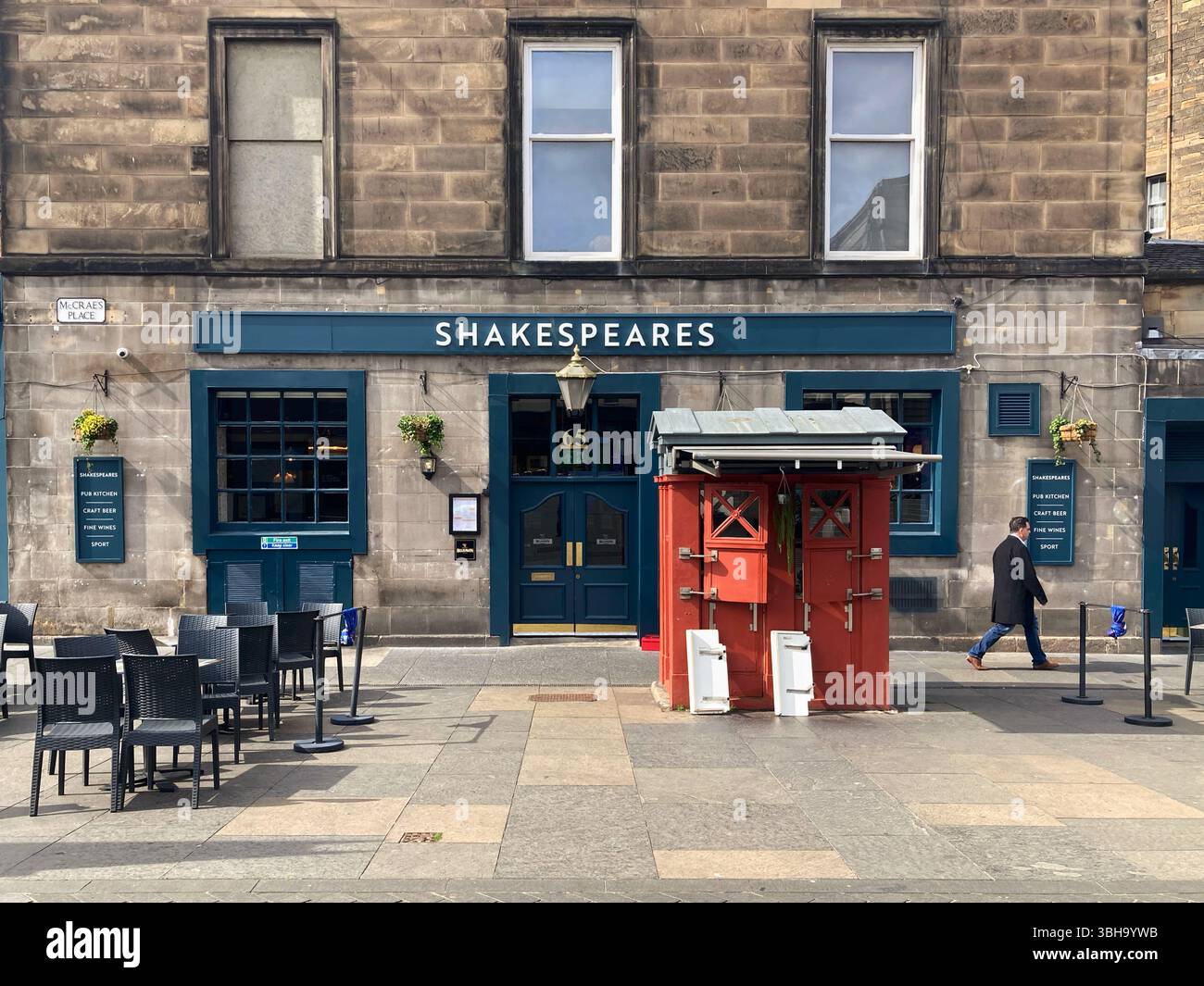 Pub Shakespeares, Lothian Road, Edimburgo, Scozia - Immagine stock catturata con smartphone