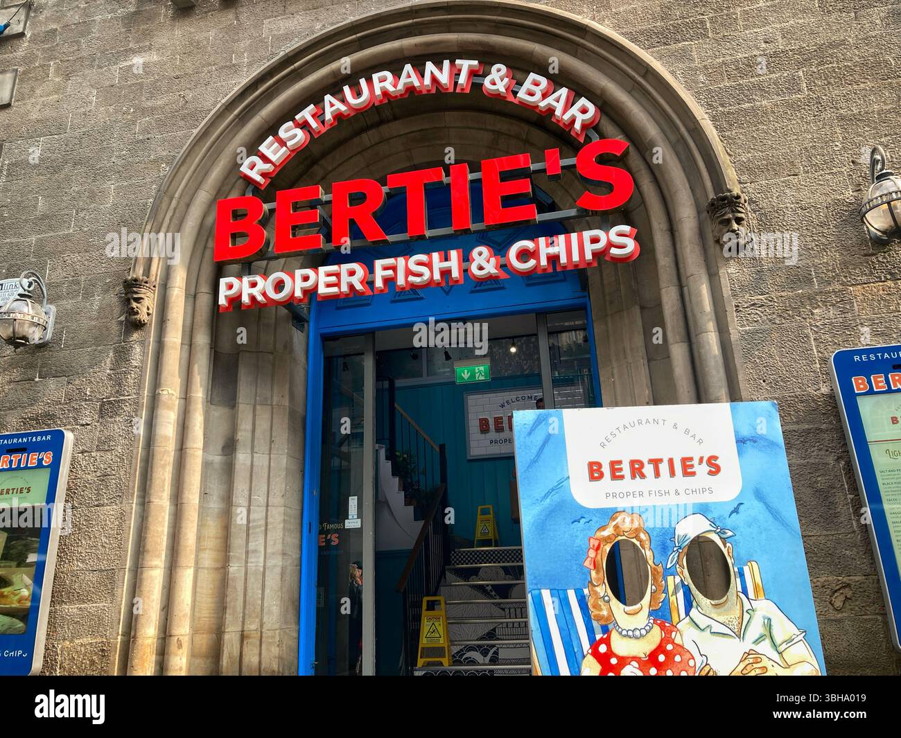 Bertie's Restaurant & Bar, Profi Fish & Chips, Victoria Street, Edimburgo, Scozia - Immagine stock catturata con smartphone