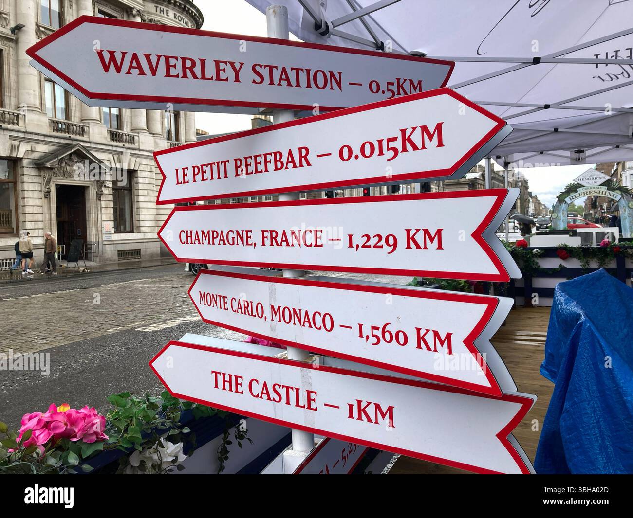 Segnaletica esterna alla brasserie le Petit Beefbar, George Street, Edimburgo, Scozia - Immagine stock catturata con smartphone