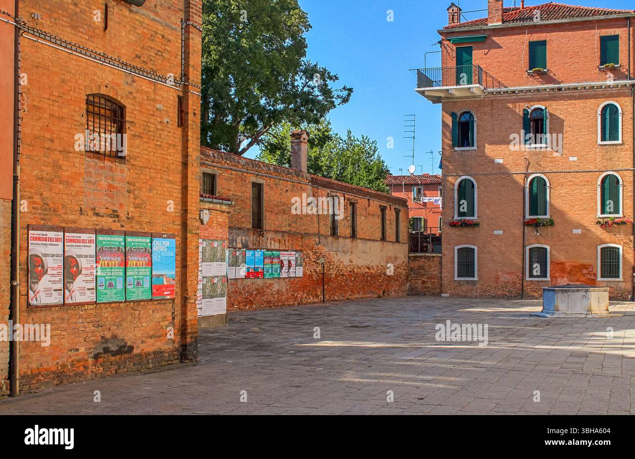 Venezia, Italia - 24.maggio 2024: Poster appesi su un muro di mattoni di un edificio in una piazza di Venezia, Italia Foto Stock