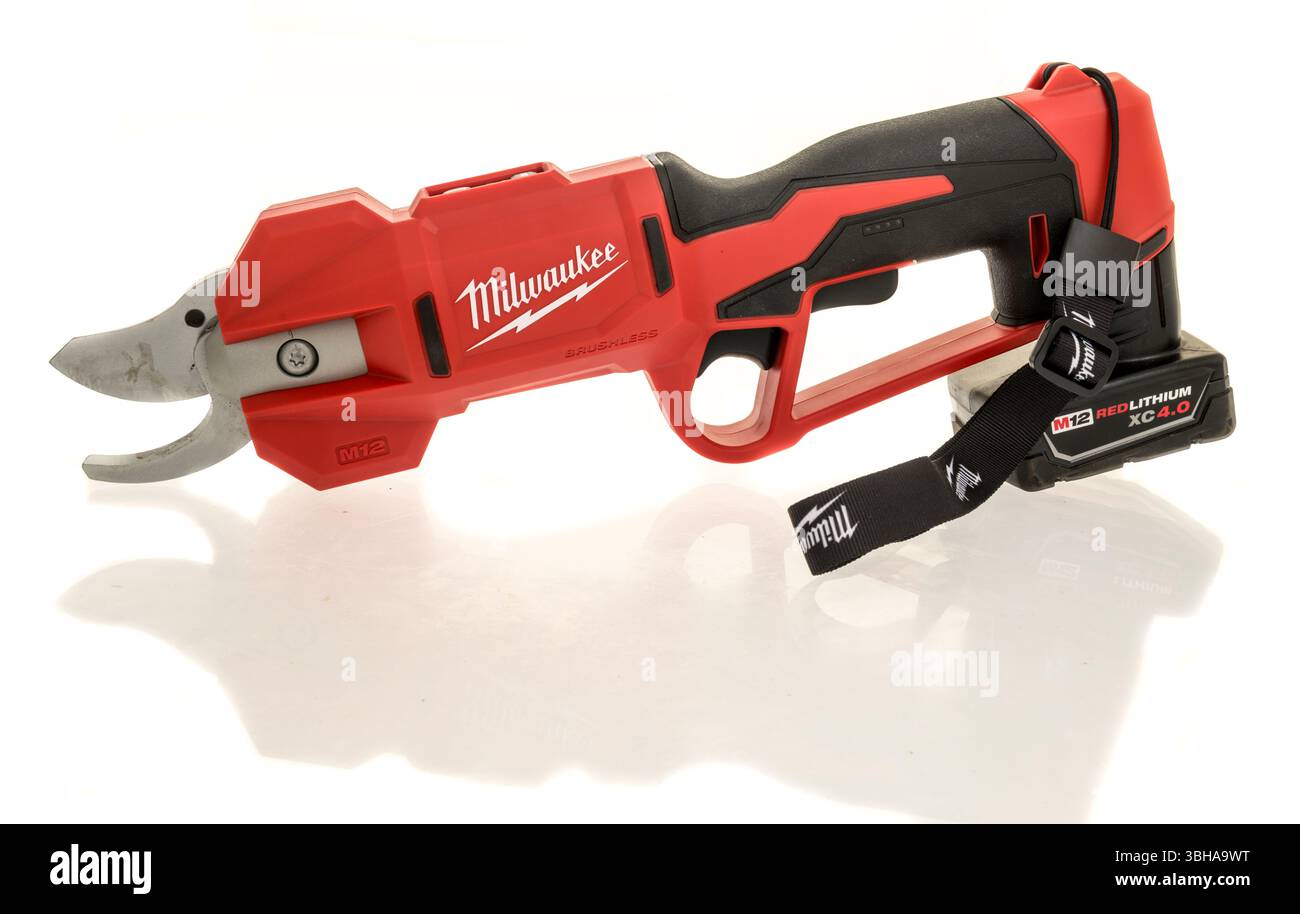 Winneconne, WI - 10 maggio 2025: Un pacchetto di cesoie per potatrici Milwaukee M12 su uno sfondo isolato. Foto Stock Winneconne, WI - 10 maggio 2025: Un pacchetto di cesoie per potatrici Milwaukee M12 su uno sfondo isolato. Foto Stock