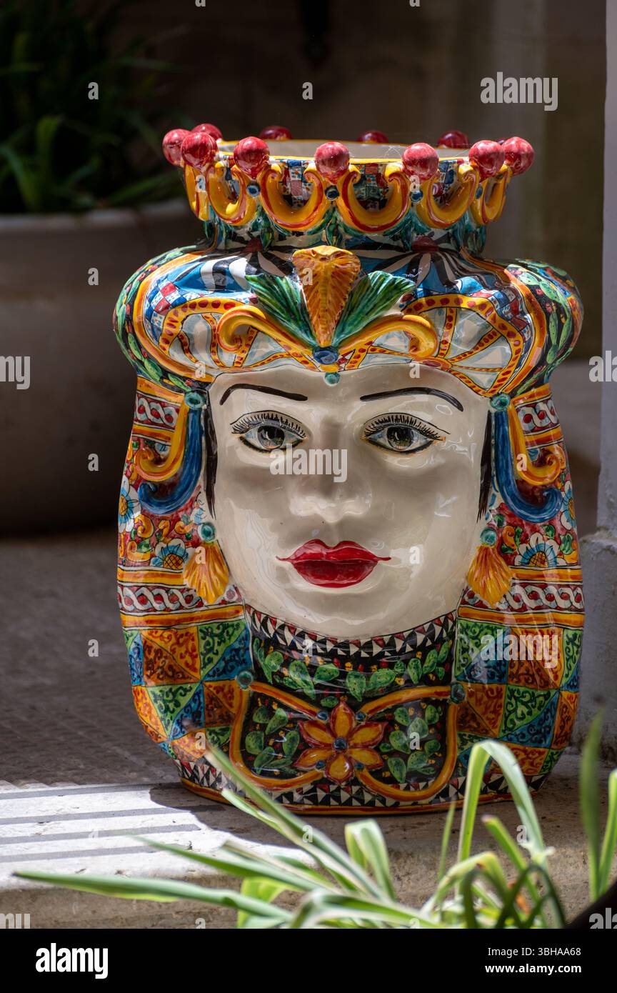 Arte popolare siciliana, vasi di fiori tradizionali a forma di teste di uomo e donna, colorate ceramiche dipinte a mano, splendido souvenir per i turisti Foto Stock