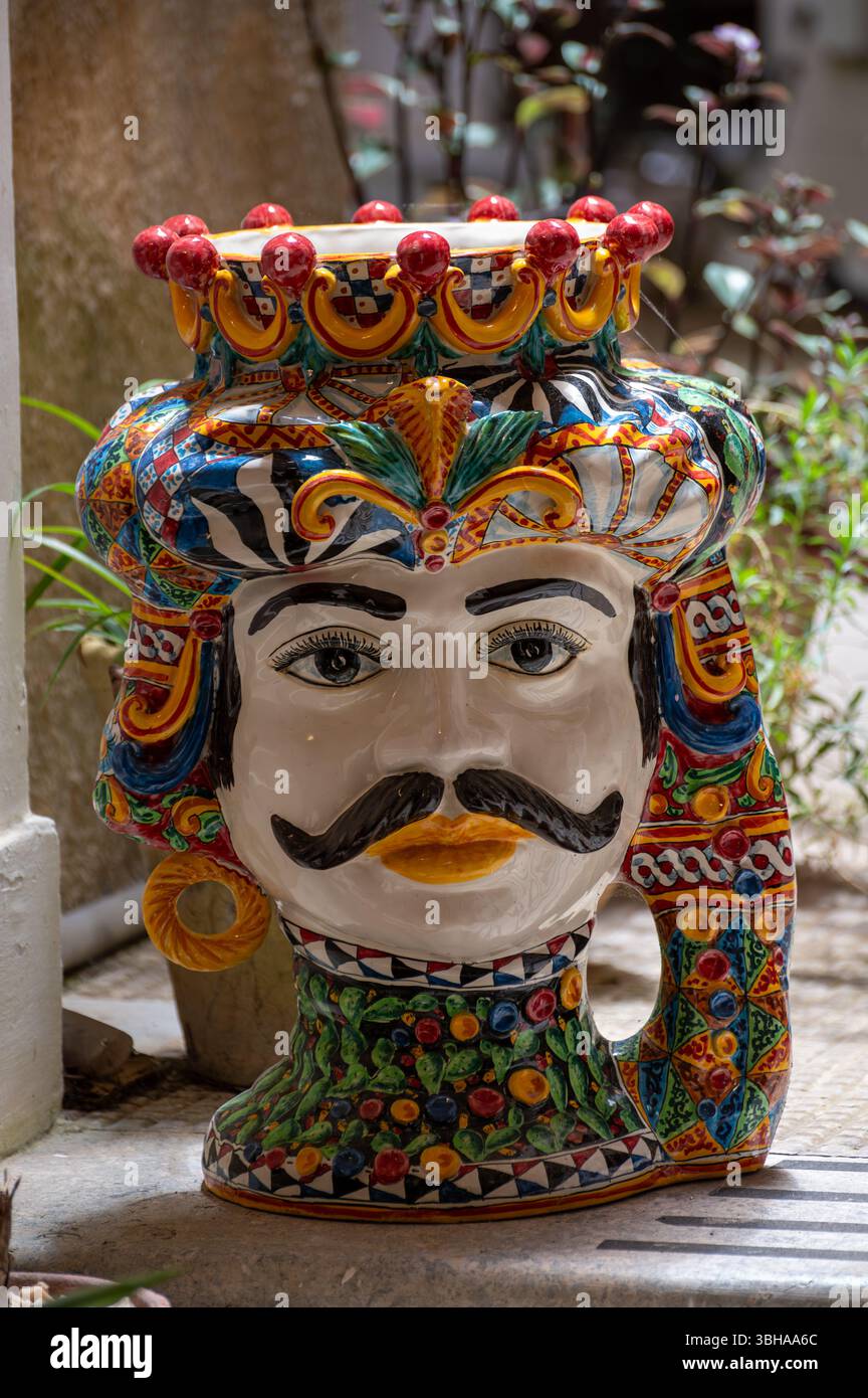 Arte popolare siciliana, vasi di fiori tradizionali a forma di teste di uomo e donna, colorate ceramiche dipinte a mano, splendido souvenir per i turisti Foto Stock