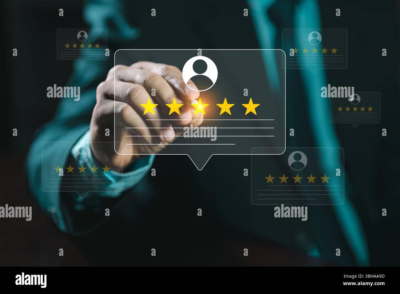 Servizio di sondaggio online sulla soddisfazione dei clienti, il cliente viene premuto a mano sullo smartphone con l'icona di feedback a cinque stelle e preme Excel Foto Stock