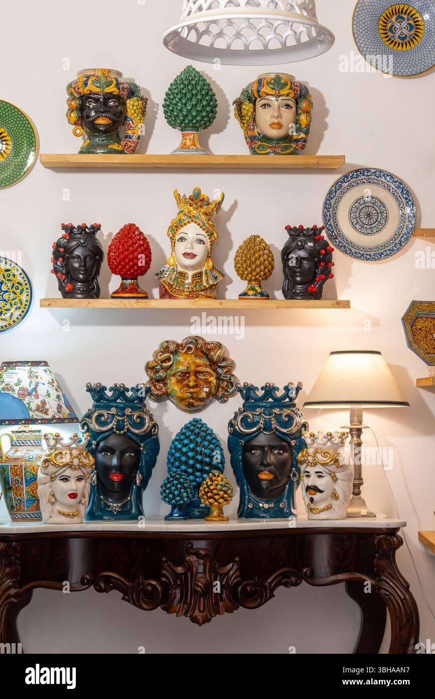 Arte popolare siciliana, vasi di fiori tradizionali a forma di teste di uomo e donna, colorate ceramiche dipinte a mano, splendido souvenir per i turisti Foto Stock