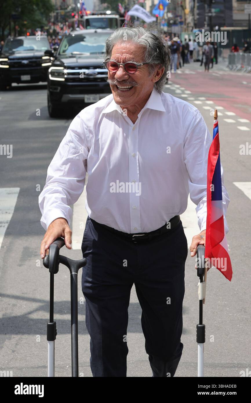 NEW YORK, NEW YORK - 08 GIUGNO: Geraldo Rivera, celebrità, politici e VIP partecipano alla Parata Nazionale portoricana del 2025 l'8 giugno 2025 a New York. L'evento si è svolto lungo la Fifth Avenue e ha visto la partecipazione di vivaci carri allegorici, spettacoli culturali, leader della comunità e migliaia di spettatori che celebrano l'orgoglio e il patrimonio portoricano. Foto: Luiz Rampelotto/EuropaNewswire Foto Stock