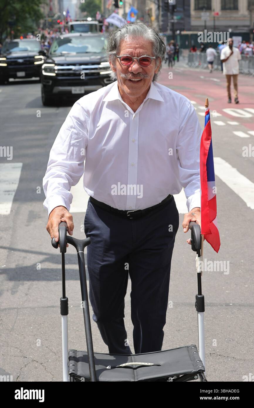 NEW YORK, NEW YORK - 08 GIUGNO: Geraldo Rivera, celebrità, politici e VIP partecipano alla Parata Nazionale portoricana del 2025 l'8 giugno 2025 a New York. L'evento si è svolto lungo la Fifth Avenue e ha visto la partecipazione di vivaci carri allegorici, spettacoli culturali, leader della comunità e migliaia di spettatori che celebrano l'orgoglio e il patrimonio portoricano. Foto: Luiz Rampelotto/EuropaNewswire Foto Stock