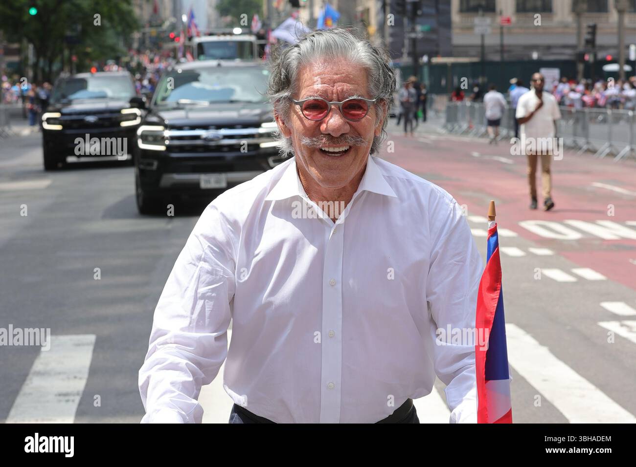 NEW YORK, NEW YORK - 08 GIUGNO: Geraldo Rivera, celebrità, politici e VIP partecipano alla Parata Nazionale portoricana del 2025 l'8 giugno 2025 a New York. L'evento si è svolto lungo la Fifth Avenue e ha visto la partecipazione di vivaci carri allegorici, spettacoli culturali, leader della comunità e migliaia di spettatori che celebrano l'orgoglio e il patrimonio portoricano. Foto: Luiz Rampelotto/EuropaNewswire Foto Stock