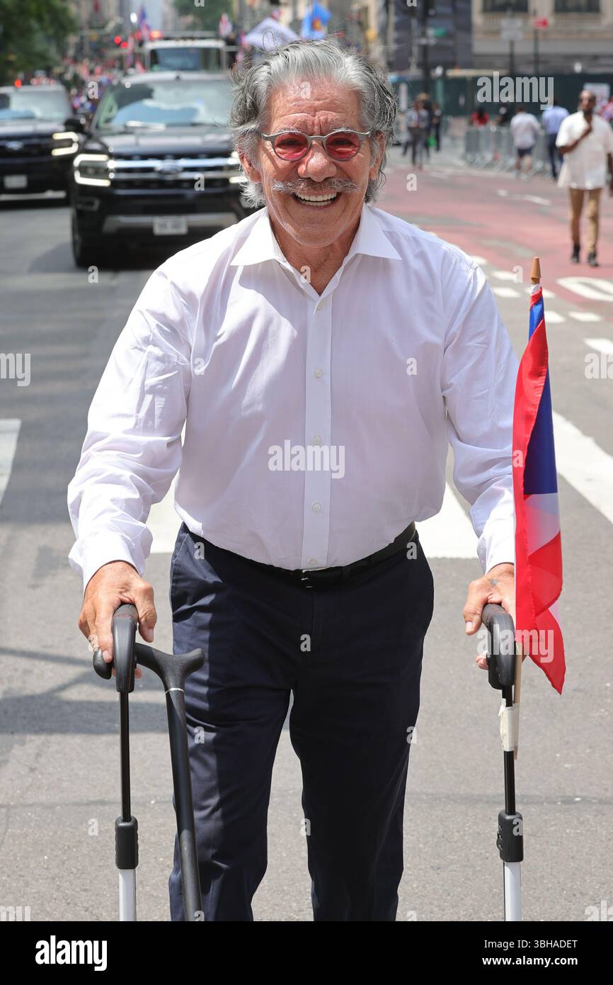 NEW YORK, NEW YORK - 08 GIUGNO: Geraldo Rivera, celebrità, politici e VIP partecipano alla Parata Nazionale portoricana del 2025 l'8 giugno 2025 a New York. L'evento si è svolto lungo la Fifth Avenue e ha visto la partecipazione di vivaci carri allegorici, spettacoli culturali, leader della comunità e migliaia di spettatori che celebrano l'orgoglio e il patrimonio portoricano. Foto: Luiz Rampelotto/EuropaNewswire Foto Stock