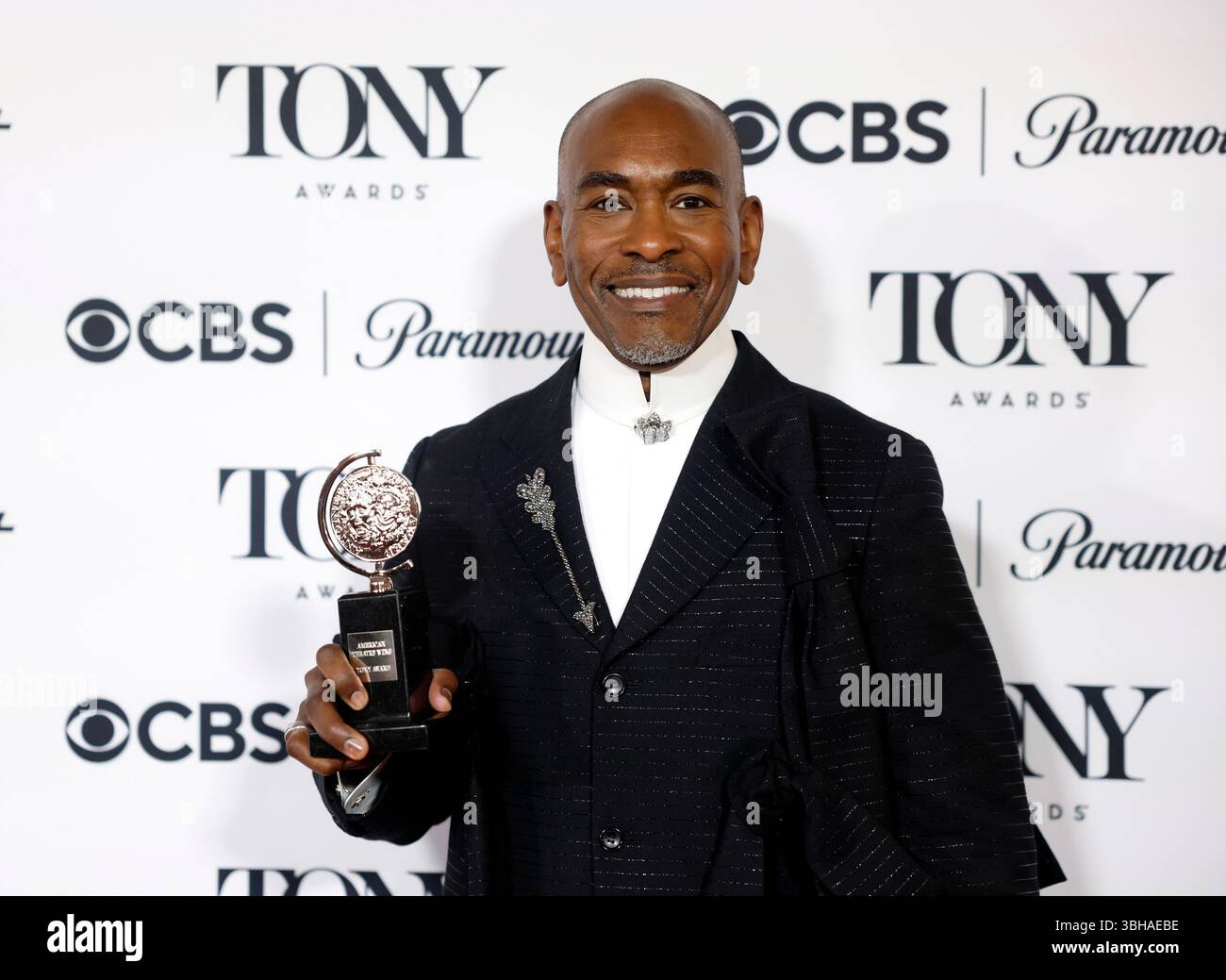 New York, Stati Uniti. 8 giugno 2025. Paul Tazewell posa con il premio Best Costume Design of a Musical per "Death Becomes Her" nel backstage al 78° Tony Awards annuale al radio City Music Hall domenica 8 giugno 2025 a New York City. Foto di John Angelillo/UPI credito: UPI/Alamy Live News Foto Stock