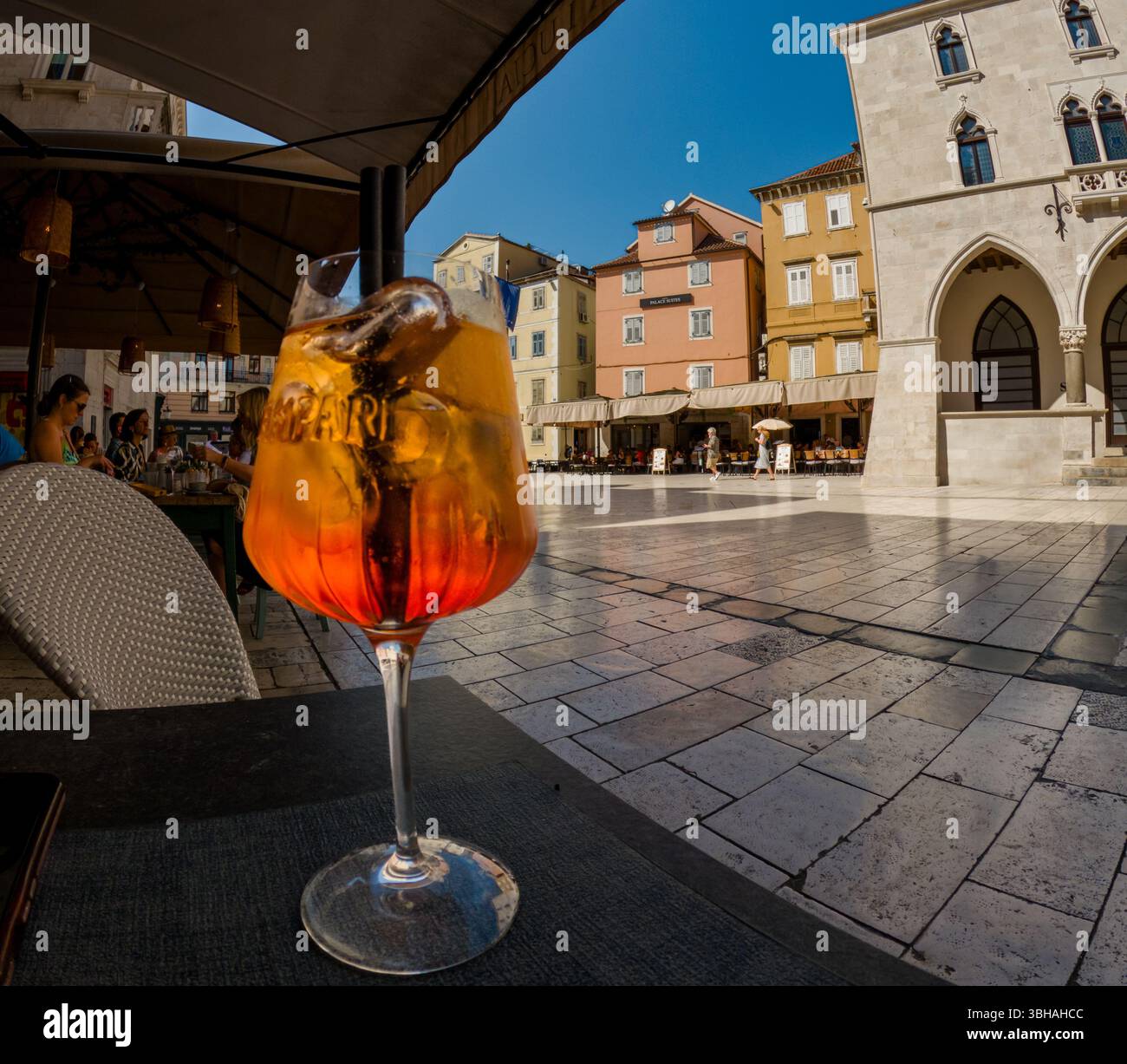 Spalato, Croazia - 8 settembre 2023: Aperol spritz su un tavolo in un caffè in Piazza del popolo, un luogo popolare per i turisti. Foto Stock
