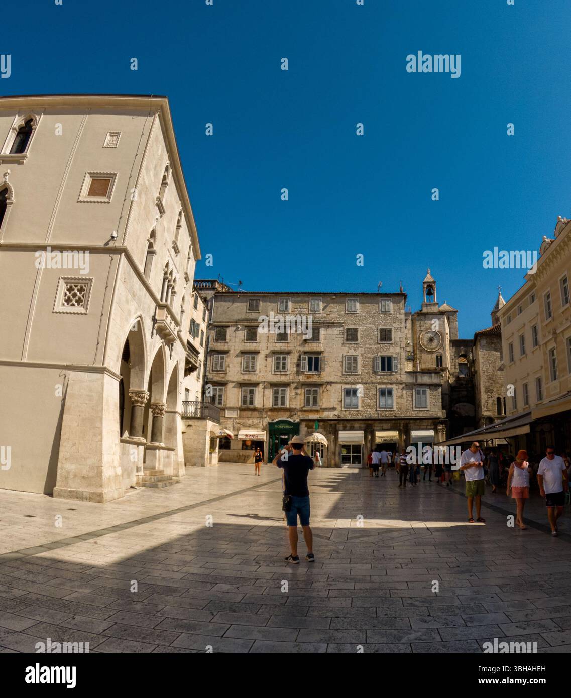 Spalato, Croazia - 8 settembre 2023: I turisti esplorano lo storico Palazzo di Diocleziano, patrimonio dell'umanità dell'UNESCO, catturandone la bellezza con le foto Foto Stock