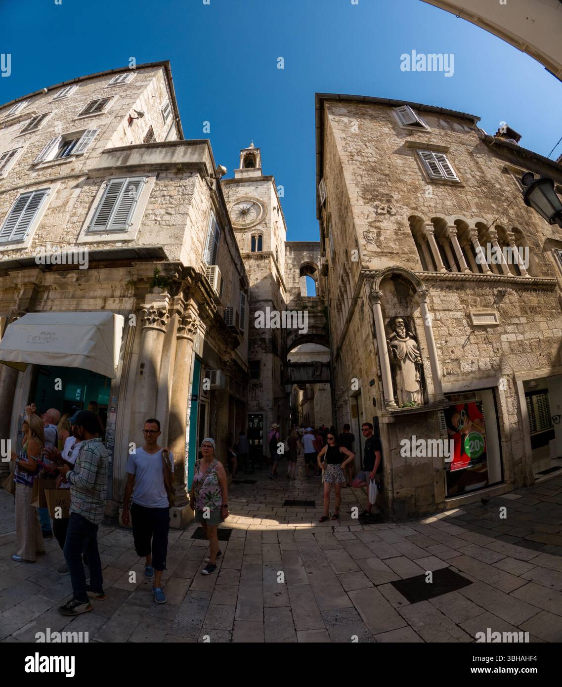 Spalato, Croazia - 8 settembre 2023: I turisti esplorano lo storico Palazzo di Diocleziano, ammirando l'architettura e la torre dell'orologio. Foto Stock
