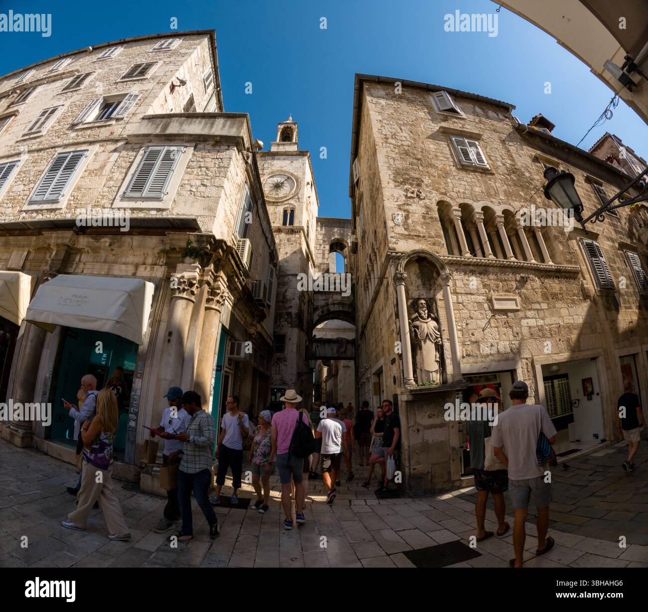 Spalato, Croazia - 8 settembre 2023: I turisti esplorano lo storico Palazzo di Diocleziano, patrimonio dell'umanità dell'UNESCO, ammirando l'antica architettura Foto Stock