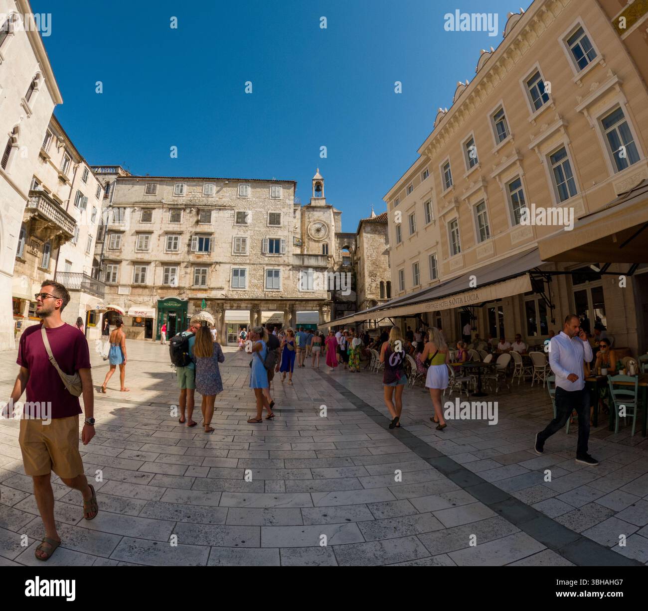 Spalato, Croazia - 8 settembre 2023: I turisti esplorano lo storico Palazzo di Diocleziano, patrimonio dell'umanità dell'UNESCO, godendosi la giornata di sole. Foto Stock