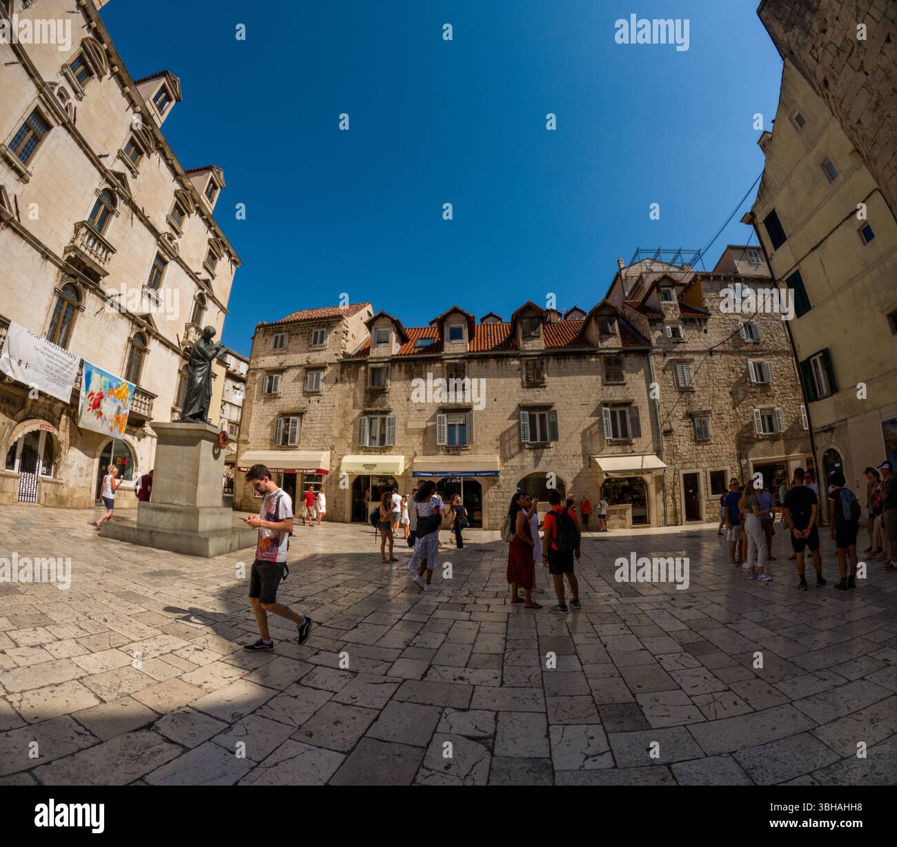 Spalato, Croazia - 8 settembre 2023: I turisti esplorano lo storico Palazzo di Diocleziano, patrimonio dell'umanità dell'UNESCO, godendosi la giornata di sole. Foto Stock