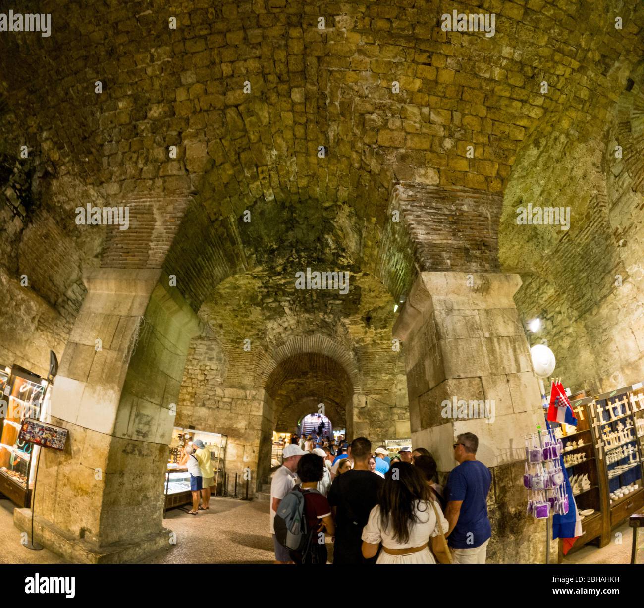 Spalato, Croazia - 8 settembre 2023: I turisti esplorano le antiche cantine del Palazzo di Diocleziano, ora piene di negozi di souvenir, per uno shopping unico Foto Stock