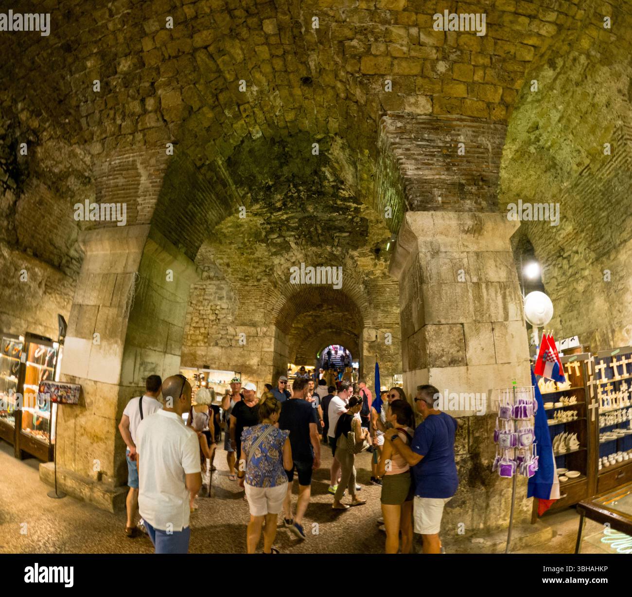 Spalato, Croazia - 8 settembre 2023: I turisti esplorano le antiche cantine del Palazzo di Diocleziano, ora un vivace mercato. Foto Stock
