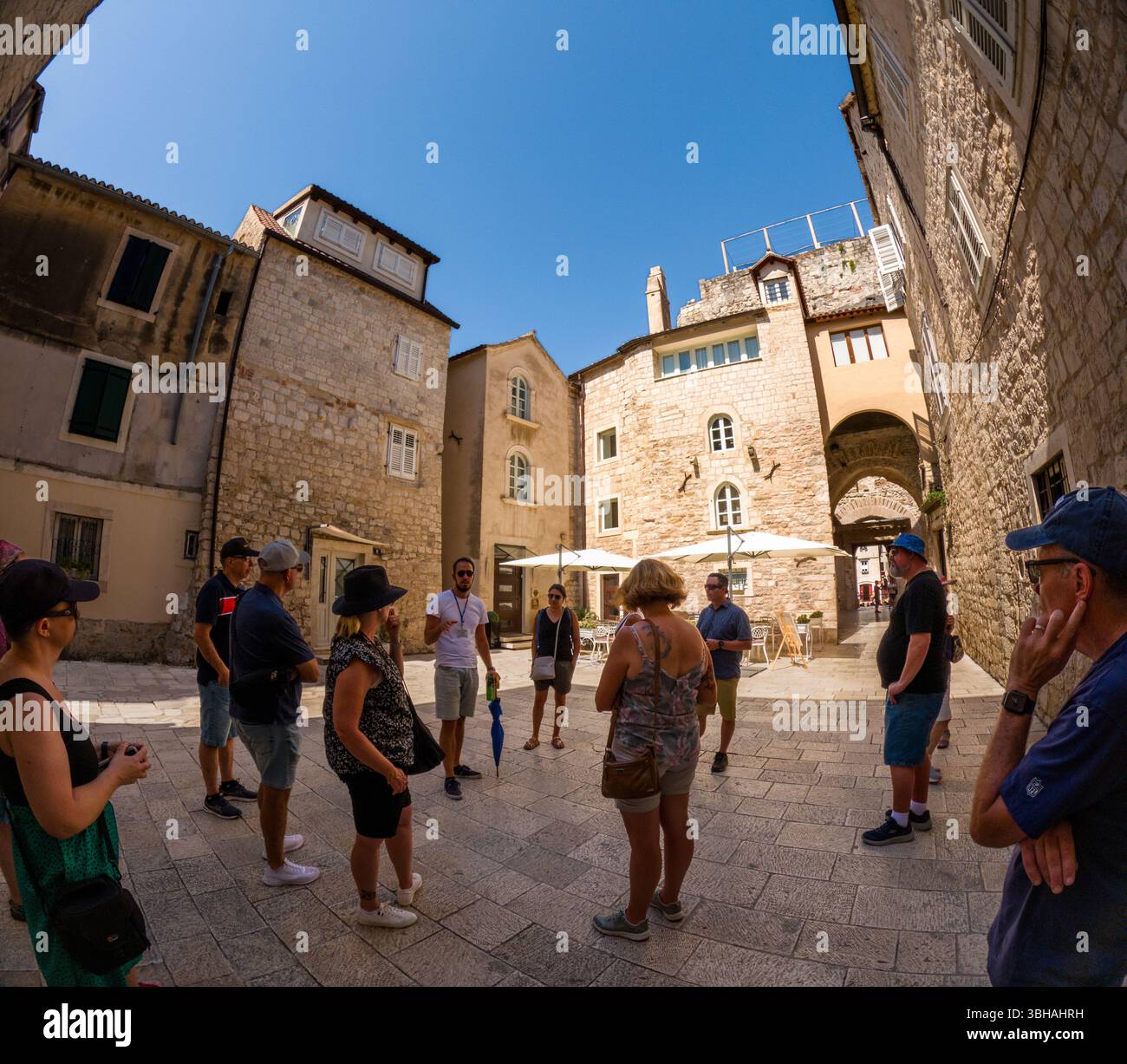 Spalato, Croazia - 8 settembre 2023: Una guida turistica conduce un gruppo attraverso le strade storiche, condividendo informazioni sul ricco patrimonio della città. Foto Stock