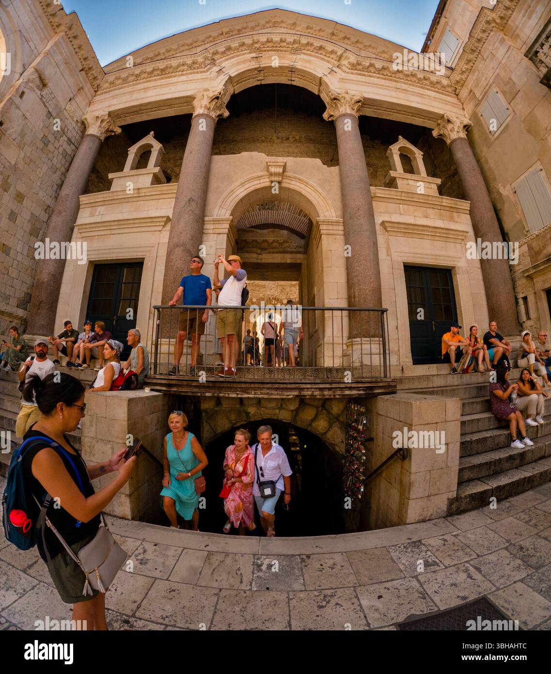 Spalato, Croazia - 8 settembre 2023: I turisti esplorano il Palazzo di Diocleziano, patrimonio dell'umanità dell'UNESCO, catturandone la bellezza e la storia. Foto Stock