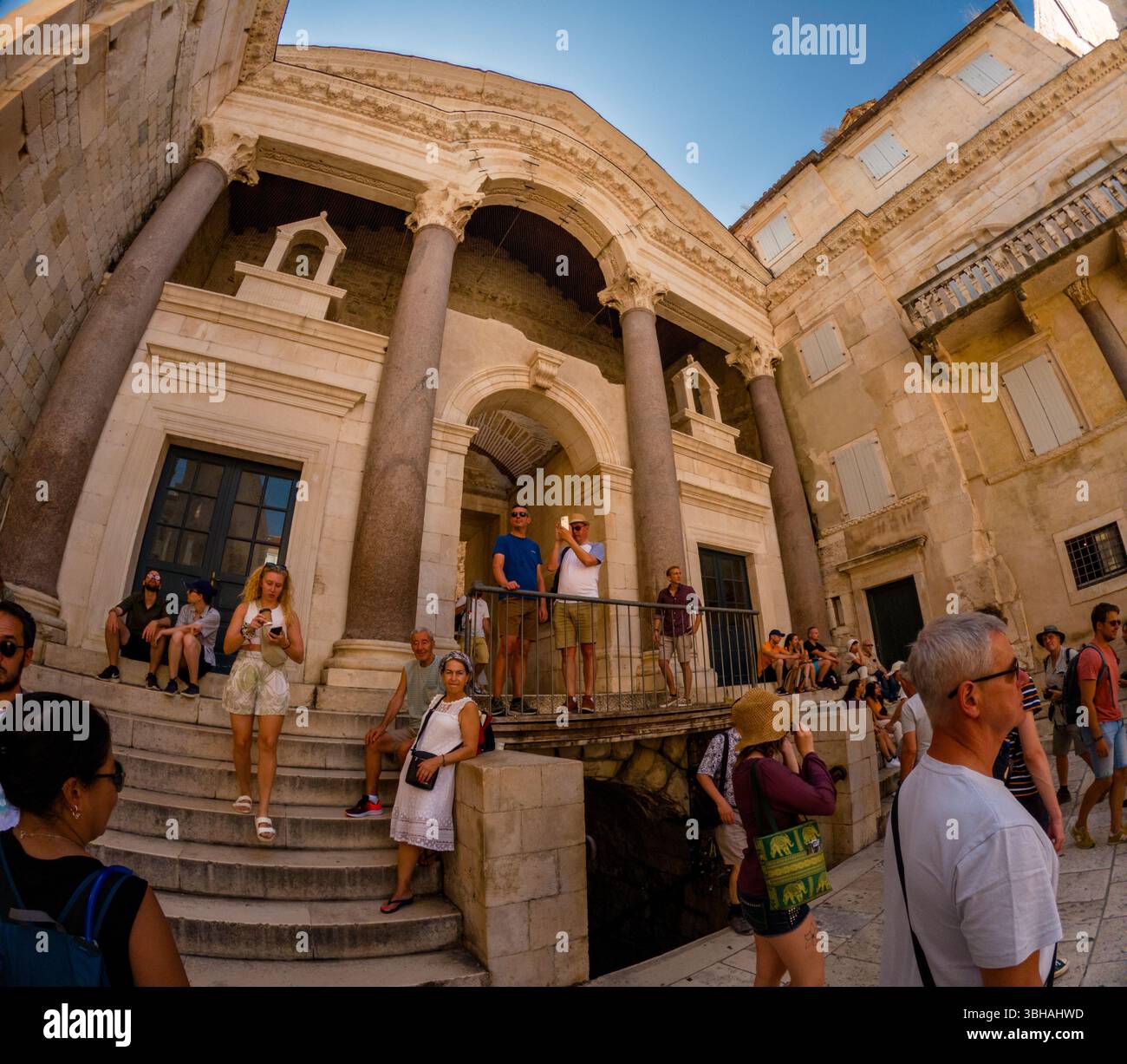 Spalato, Croazia - 8 settembre 2023: I turisti esplorano il Palazzo di Diocleziano, patrimonio dell'umanità dell'UNESCO, catturandone la bellezza con le telecamere. Foto Stock