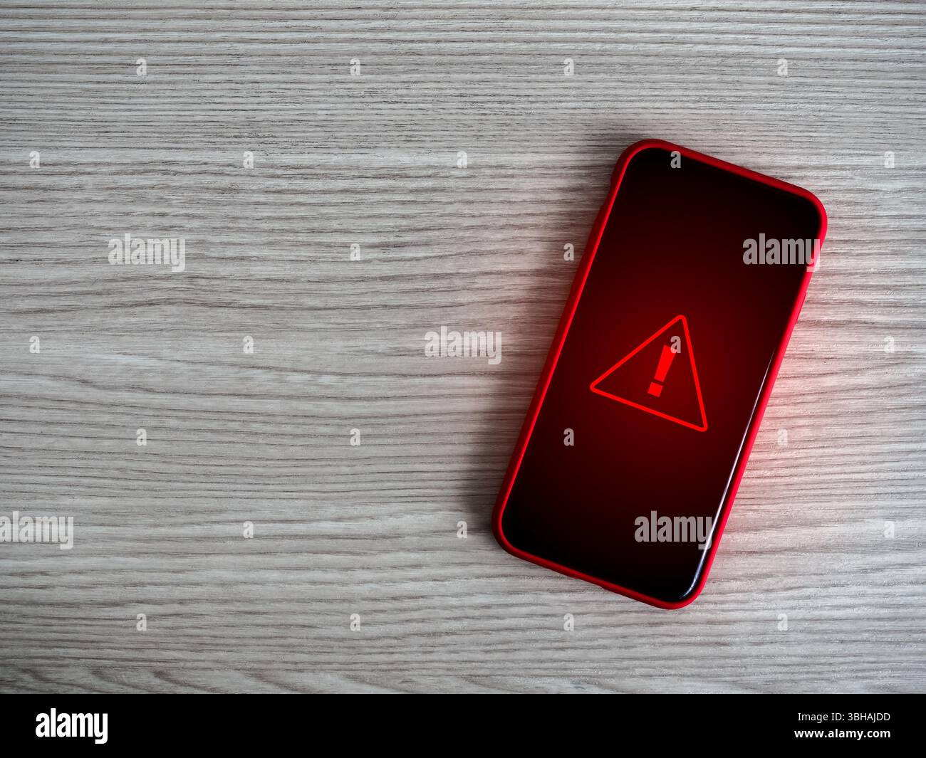 Schermata di avviso. Triangolo rosso, segnale urgente violato dal sistema, malware, simbolo di pericolo di attenzione, errore di sistema, notifica di truffa visualizzata su telefono cellulare Foto Stock